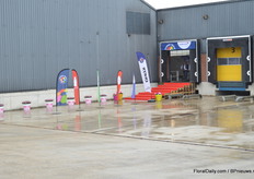 De ingang van P. van Geest Maasland waar onder andere Selecta One, DHMI, Prudac en Schoneveld hun variëteiten lieten zien.